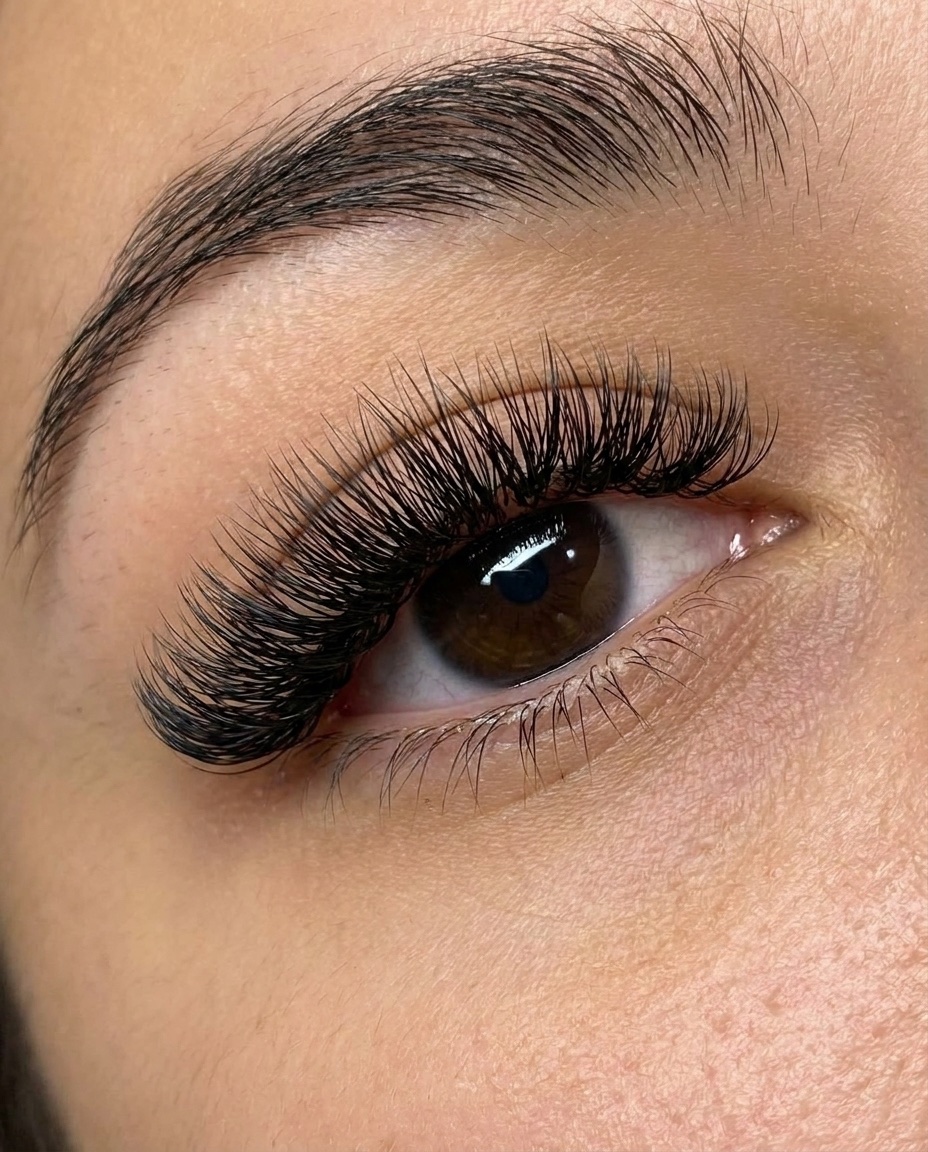Mega-Volumen Wimpernverlängerung — Close-up